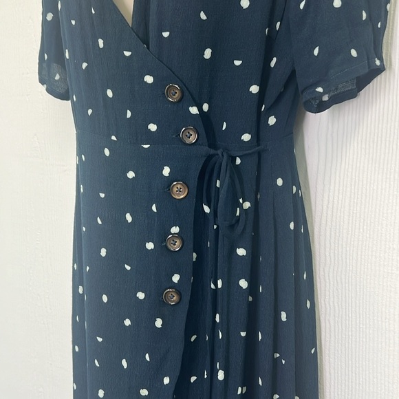 Urban Outfitters - ASTR The Label Button Wrap Polka Dot Navy Midi Dress Size M - Picture 7 of 12